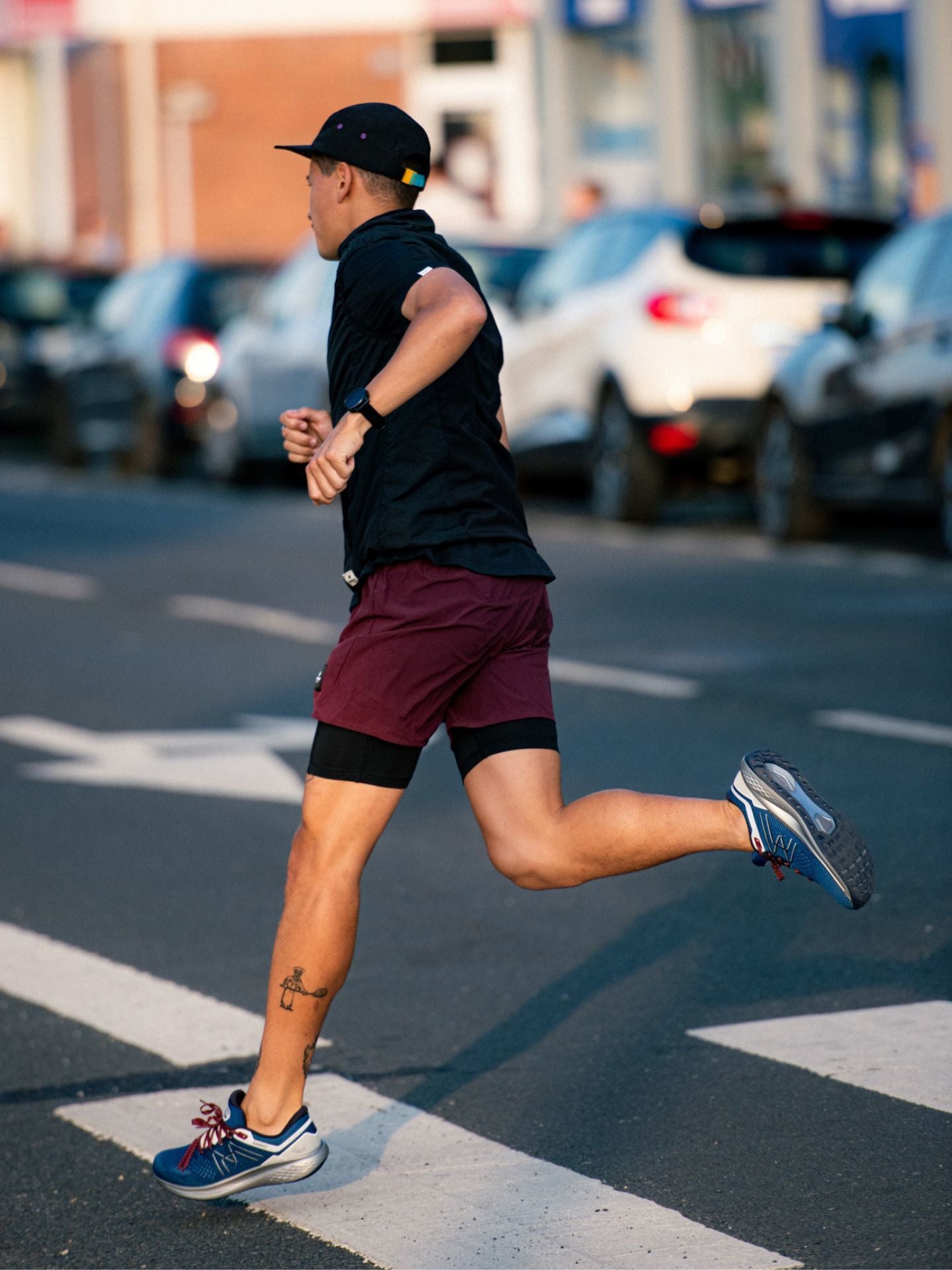 Herren KARHU Synchron 2.0 über einen Fußgängerüberweg laufen